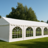 partytält för uthyrning – Bord och Stol Skåne Vitt partytält 5x10m pvc 900 uppställt utomhus på gräsmatta.