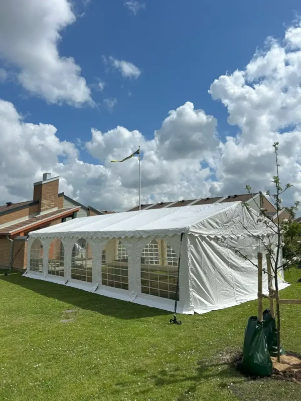 Partytält 5 gånger 10 meter uppställt för ett event