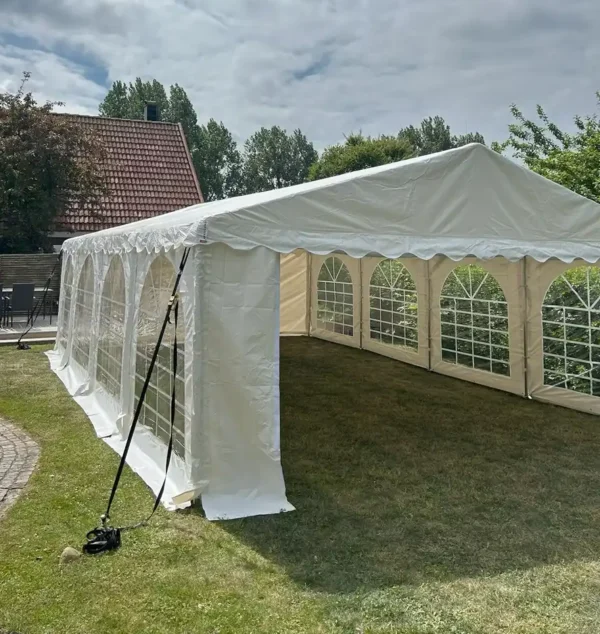 Partytält 5 gånger 8 meter uppställt i en trädgård